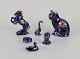 Limoges, Frankrig.  Seks miniature dyr i porcelæn. Dekoreret i 22-karat bladguld 
og kongeblå glasur. Scène galante.