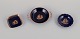 Limoges, Frankrig.  Tre små skåle i porcelæn dekoreret i 22-karat bladguld. Smuk 
kongeblå glasur. Scène galante.