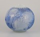 René Lalique (1860-1945). Stor, sjælden og tidlig ”Poissons” kunstglasvase i 
blåt glas.