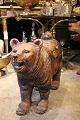 Dekorativ , 1800 tals karrusel bjørn i udskåret træ med en rigtig fin patina. 
H: 54cm...