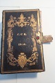 Evangelisk-christelig Psalmebog - til brug ved 
Kirke og Huus Andagt
Fra 1856
Mit silber Schliesung und Glas-Flüssen
U/stempel