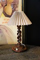K&Co. 
præsenterer: 
Gammel 
engelsk 
bordlampe i 
mørkt udskåret 
, snoet træ med 
plisseret 
stoflampeskærm 
i hørstof...