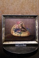 K&Co. 
præsenterer: 
Dekorativt 
lille 1800 tals 
maleri med 
motiv af små 
påskehare 
siddende i en 
blomsterkurv...