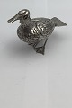 Danam Antik 
præsenterer: 
Hovedvandsæg 
af fugl i sølv 
med røde sten 
som øjne