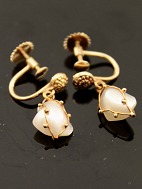 14 carat gold ear rings with mother of pearl