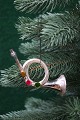 K&Co. presents: 
Old glass 
Christmas 
ornament from 
1930 in the 
shape of a 
trumpet. L: 
11cm.