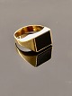 Middelfart 
Antik presents: 
14 carat 
gold ring size 
69 with onyx