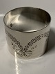 Napkin ring Silver.
Stamped: 3 Towers.
Size: 3.5 x ø 4.7 cm.