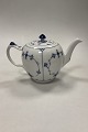 Danam Antik 
presents: 
Royal 
Copenhagen Blue 
Fluted Plain 
Teapot No 259