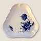 Moster Olga - 
Antik og Design 
presents: 
Royal 
Copenhagen
Curved blue 
flower
Triangular 
dish
#10/ 1526
*DKK 250