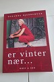 Er vinter nær...
En hudløs ærlig bog om at være kræftpatient og om at være fanget i sin egen 
forpinte krop efter treogtredive strålebehandlinger
Af Suzanne Bjerrehus
Forlag Høst og Søn
2002
Sideantal 174
Som ny