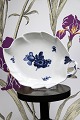 K&Co. presents: 

Royal 
Copenhagen Blue 
Flower braided 
leaf-shaped 
cake 
plate.10/8003. 
with stamp from 
the year ...