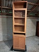 Højt 
vitrineskab
 Kr. 1600,-
