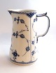 Lundin Antique 
präsentiert: 
Königliches 
Kopenhagen. 
Musselmalet, 
halbspitze. 
Milchkännchen. 
Modell 697. 
Höhe ...