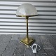 Kinnerup Antik 
& Porcelæn 
præsenterer: 
Bordlampe 
med messing 
stel
60 cm