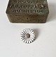 Marguerite 
brooch in 
silver and 
enamel