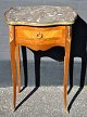 French lamp 
table, 20th 
century. With 
intarsia.