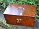 Sugar box in 
polished elm 
wood, 19th 
century.