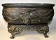 Pegasus – Kunst 
- Antik - 
Design 
präsentiert: 
Große 
chinesische 
Blumenjardiniere 
aus Bronze, 19. 
Jahrhundert.