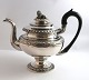 Lundin Antique 
präsentiert: 
Levin 
Dyrkopf, 
Kopenhagen 
(1790-1843). 
Silberne 
Teekanne (830). 
Verziert mit 
einem ...