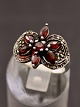 Middelfart 
Antik presents: 
Sterling 
silver ring 
with garnets