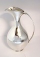 Michelsen. Krug aus Sterlingsilber (925). Design Kay Fisker. Höhe 24 cm. 
Produziert 1955 (E9)