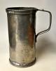 Large measuring 
cup in pewter, 
19th century 
England.