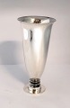 Lundin Antique präsentiert: Georg Jensen. Vase aus Sterlingsilber. Harald Nielsen. Entwurfsnr. 676. Höhe 17,5 ...