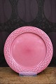 K&Co. presents: Bing & Grondahl Kronjyden - Pink Cordial lunch plate.Dia.: 21.5cm...