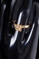 8 karat guldring med hvid sten.