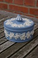 Beautiful and well-kept bonbonniere by Wedgewood, UK.