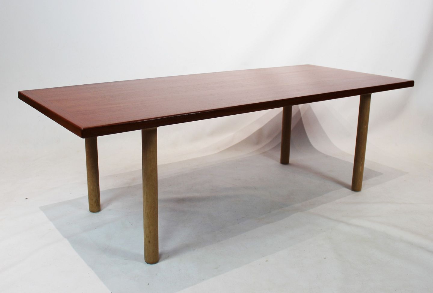 WorldAntique.net - Coffee table in teak and oak by Hans J. Wegner and Tuck, from the * 5000m2 showroom.