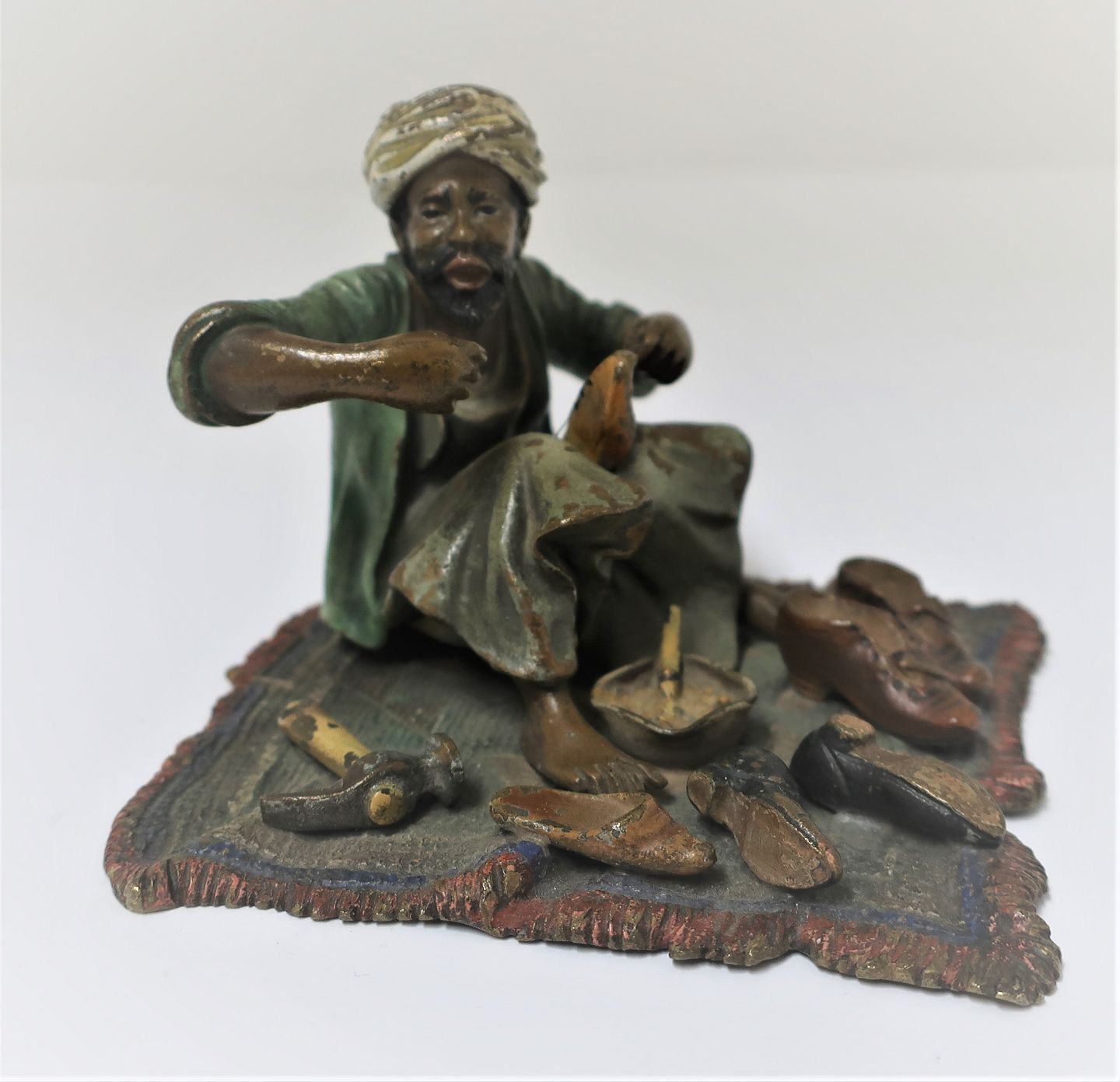 Antique - Wiener Bronze Motif Arabic shoemaker. Height 7 cm. Length 8.5 cm