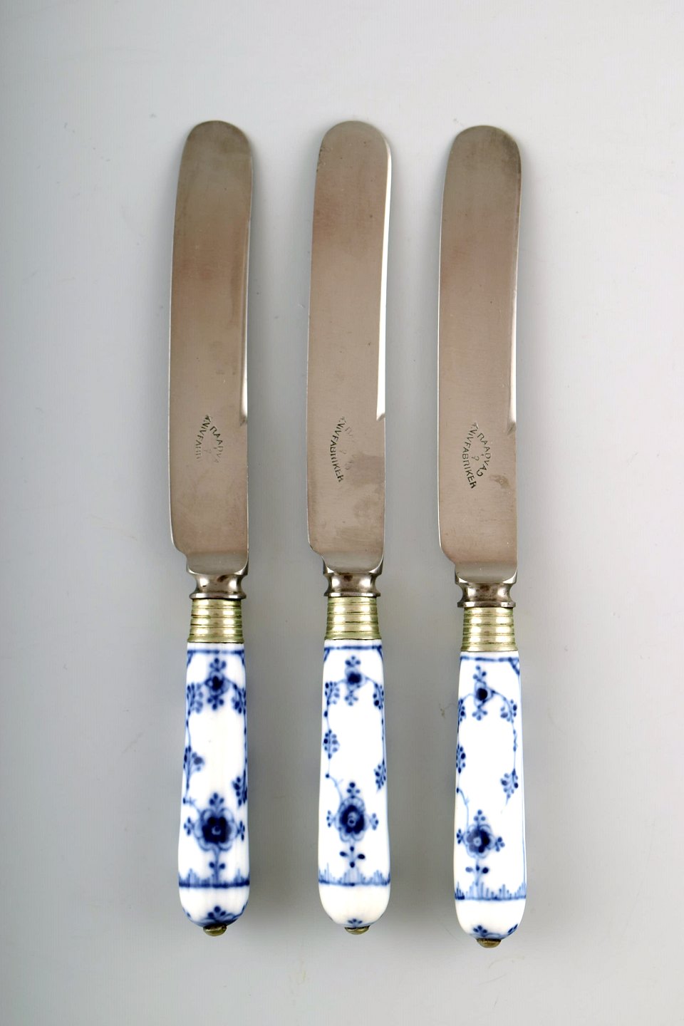 WorldAntique.net - Blue Fluted Plain, 6 knives from Royal / Raadvad. * Early 1900s.