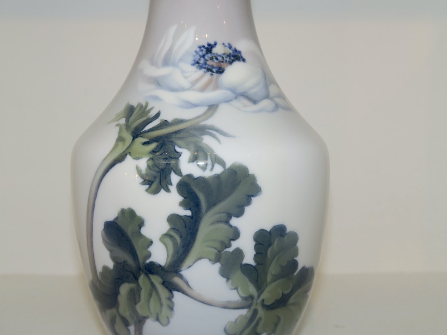 Nếu bạn đam mê trang trí gốm sứ, thì Gốm Bing & Grondahl là cái tên rất đáng để bạn tìm hiểu. Các sản phẩm trang trí Art Nouveau với họa tiết hoa tulip được chế tác bởi những nghệ nhân tài năng sẽ đem đến cho bạn một trải nghiệm thú vị và đầy sáng tạo.