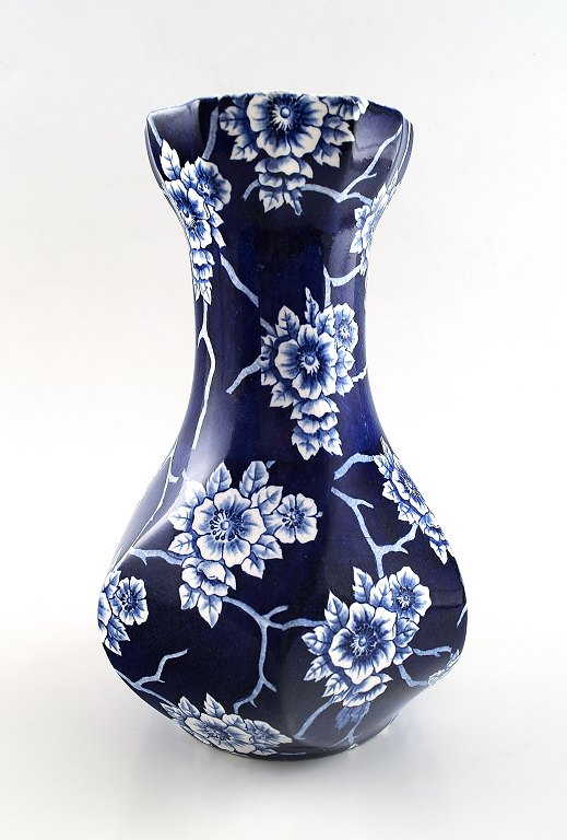 Rörstrand "Nang-King" vase i fajance dekoreret med blomster. 

