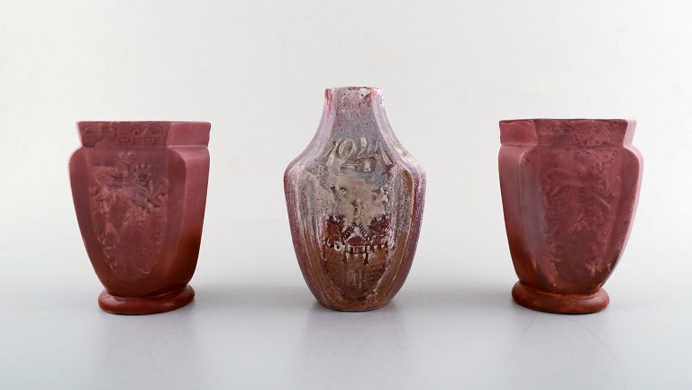 Tre Kähler vaser med lustreglasur, Karl Hansen Reistrup. 
Med de tre danske løver, den norske løve og de tre svenske kroner.