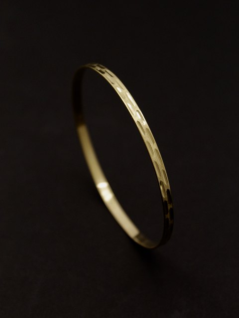 18 karat gold bangle