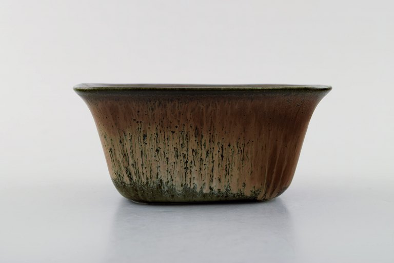 Gunnar Nylund for Rörstrand / Rørstrand. Bowl in glazed ceramics. Glaze in light 
brown and green shades.