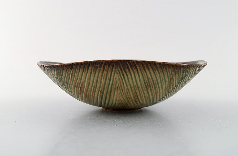 Axel Salto for Royal Copenhagen: Bowl of stoneware in ribbed style. Exterior 
modeled with grooved pattern. Decorated with sung glaze.