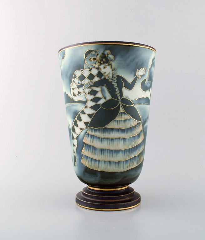 Gunnar Nylund for Rörstrand. Hånddrejet art deco Flambé vase. Glasur i blå 
toner, guldstreger. Motiv af harlekin og columbine. 1936.
