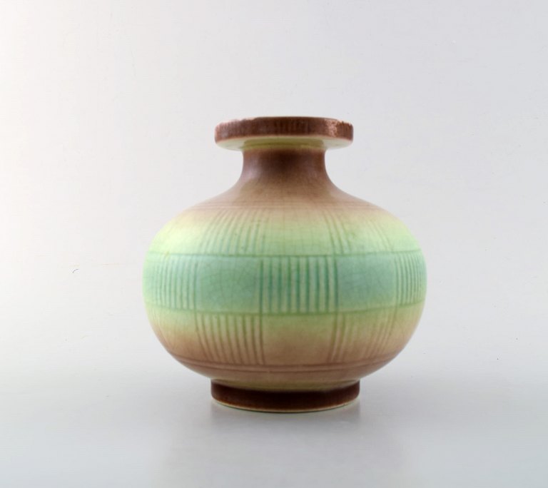 Rörstrand. Rund art deco vase i stentøj. Geometriske mønstre og smuk glasur i 
lysegrønne og brune nuancer. 1920-1938.