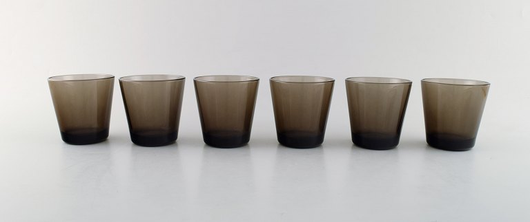 Kaj Franck (Finsk, 1911–1989) Nuutajärvi Glass Works, Finland. Seks drikkeglas i 
røg farvet kunstglas. 1960/70´erne.
