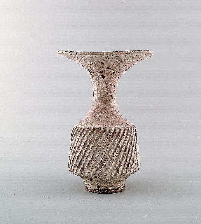 Lucie Rie (b. 1902, 1995), Austrian-born British potter. Large modernist unique 
vase in glazed ceramics / stoneware.