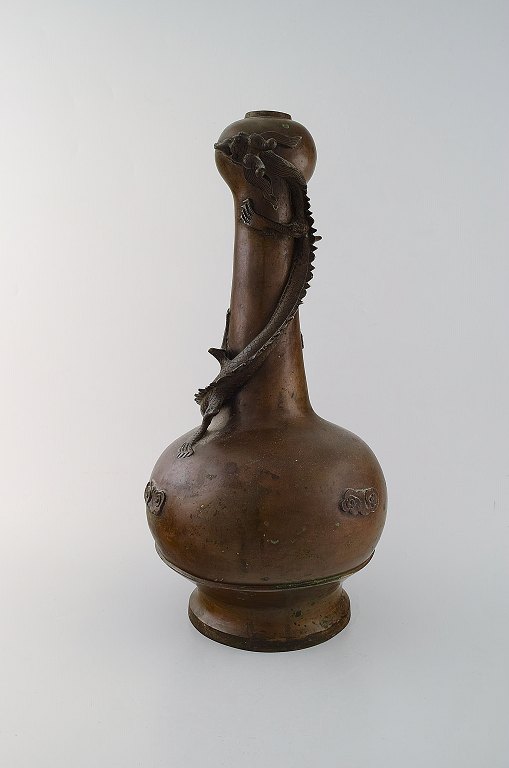 Stor kinesisk dragevase i patineret bronze. Sent 1800-tallet.
