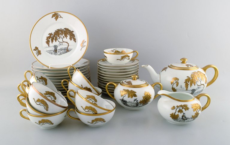 Alt Schönwald Bavaria. Tea service in porcelain. Complete for twelve people with 
plates, sugar bowl and creamer. Mid 20th century.