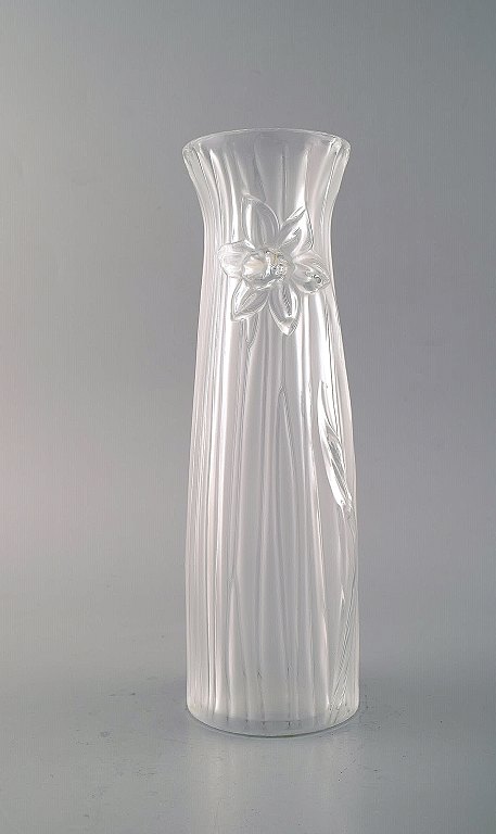 Large Lalique vase in art glass with floral decoration. Dated after 1945.