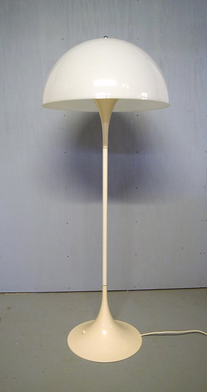 Verner Panton. Panthella standerlampe med skærm af hvid akrylplast. Formgivet i 
1971.