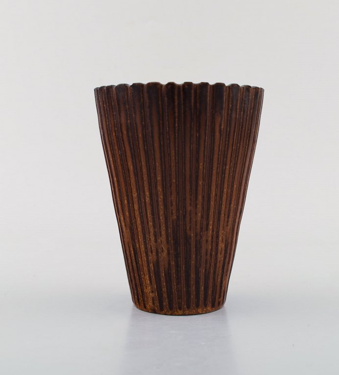 Arne Bang. Keramikvase i rillet stil. Modelnummer 116. 
