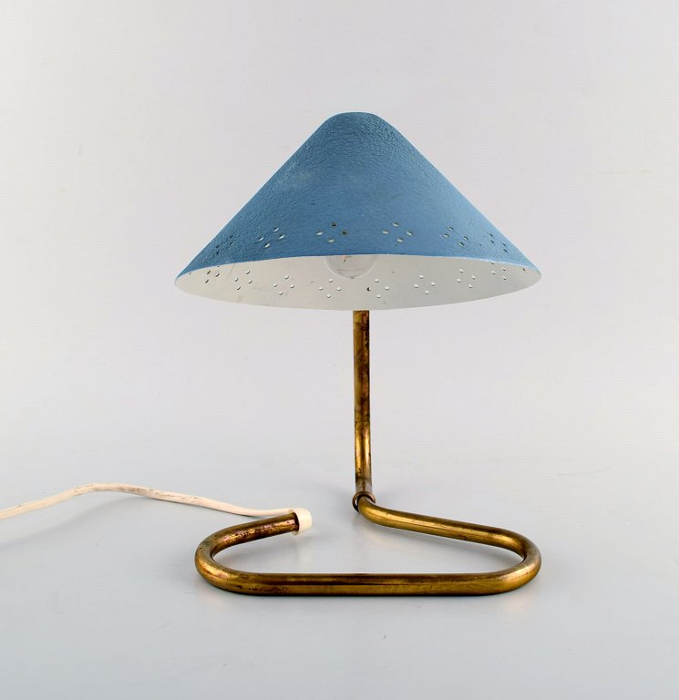Scandinavian design. Adjustable desk lamp. Foot in patinated brass. Light blue 
screen. 1950